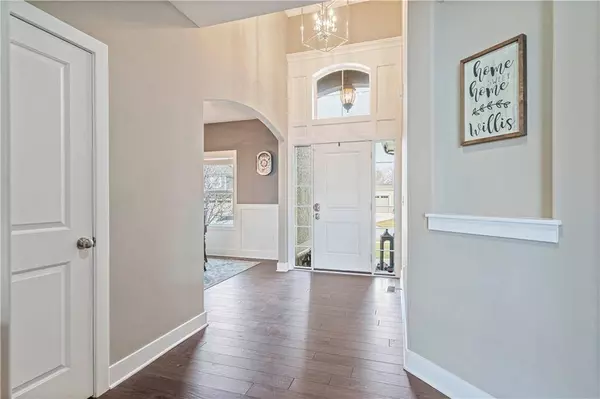 25557 W 144th CT, Olathe, KS 66061