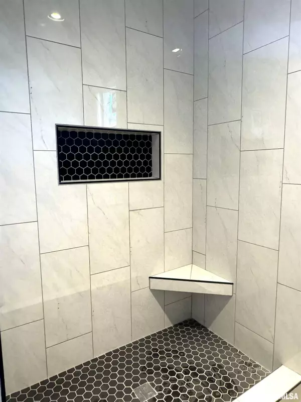 1407 S 2ND ST, Eldridge, IA 52748