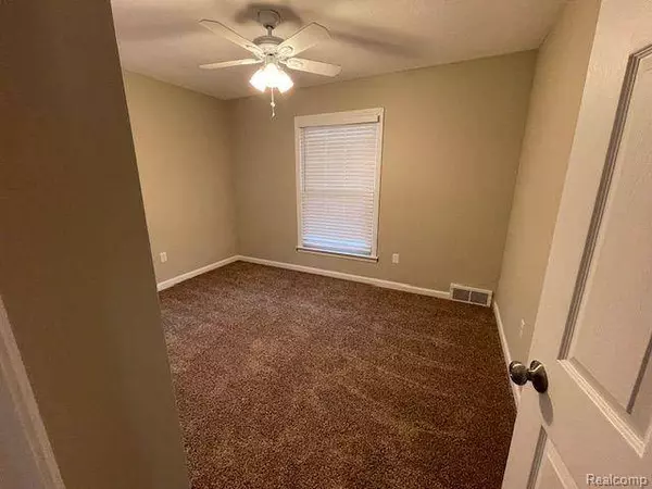 13621 VERNON Street, Oak Park, MI 48237