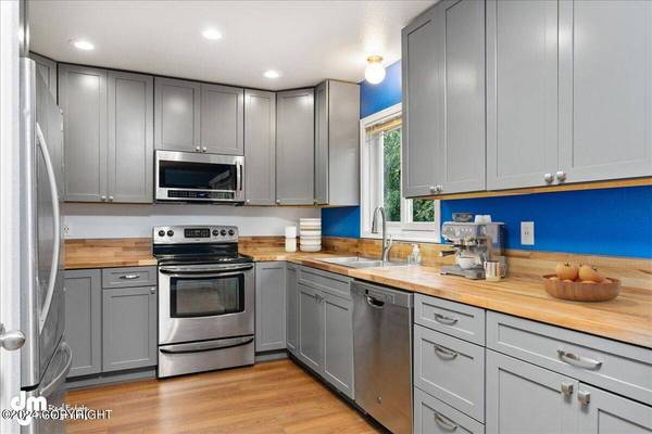 6811 Baxter Terrace CIR, Anchorage, AK 99504