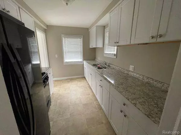 13621 VERNON Street, Oak Park, MI 48237