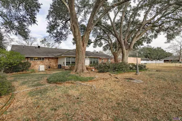 1064 WOODHAVEN ST, Baton Rouge, LA 70815