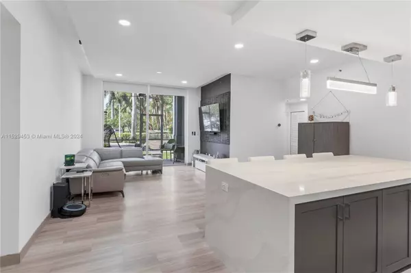 9725 NW 52nd St #101, Doral, FL 33178