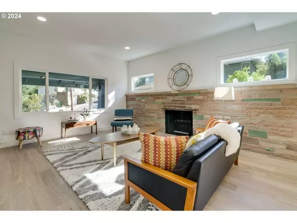 25 NE GILHAM AVE, Portland, OR 97213