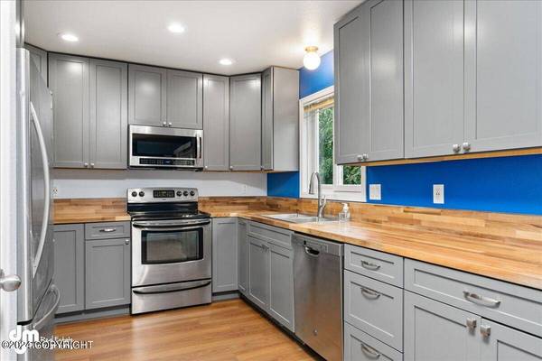 6811 Baxter Terrace CIR, Anchorage, AK 99504