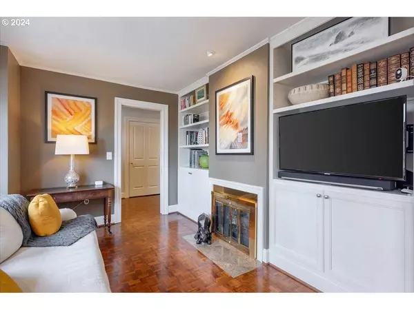 1904 SW SPRING ST, Portland, OR 97201