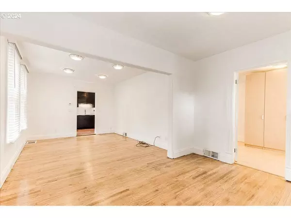 5402 NE MULTNOMAH ST, Portland, OR 97213