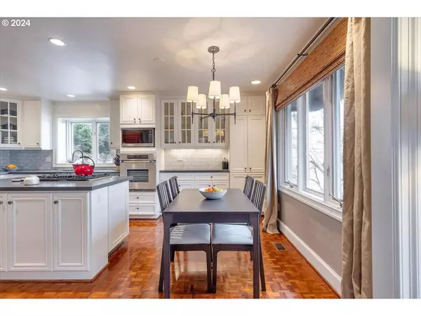 1904 SW SPRING ST, Portland, OR 97201