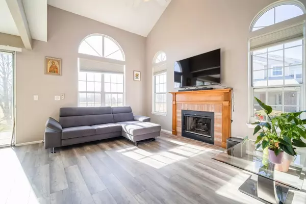 185 Golfview DR, Glendale Heights, IL 60139