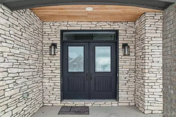 10474 STONEY POINT Drive, South Lyon, MI 48178