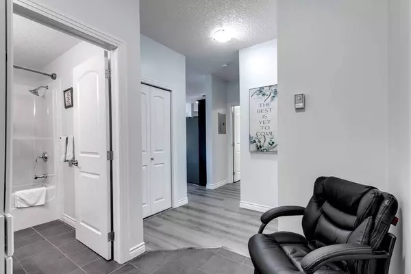 30 Royal Oak PLZ NW #144, Calgary, AB T3G 0C1