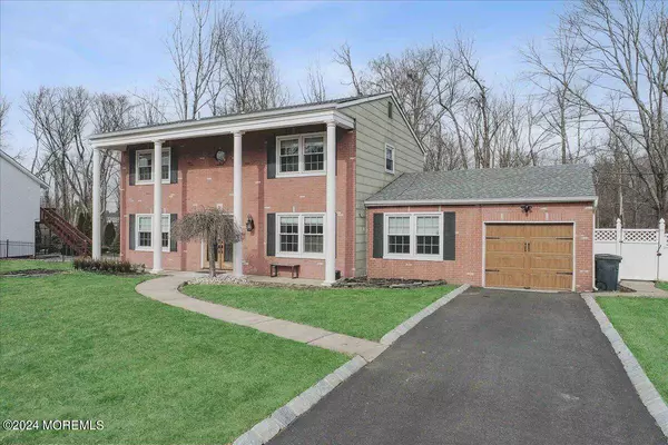 8 Eliot Road, Manalapan, NJ 07726