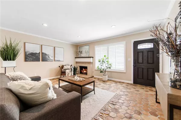 5581 Rogers DR, Huntington Beach, CA 92649