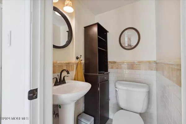 8 Eliot Road, Manalapan, NJ 07726