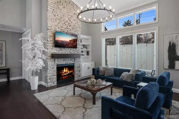 10474 STONEY POINT Drive, South Lyon, MI 48178