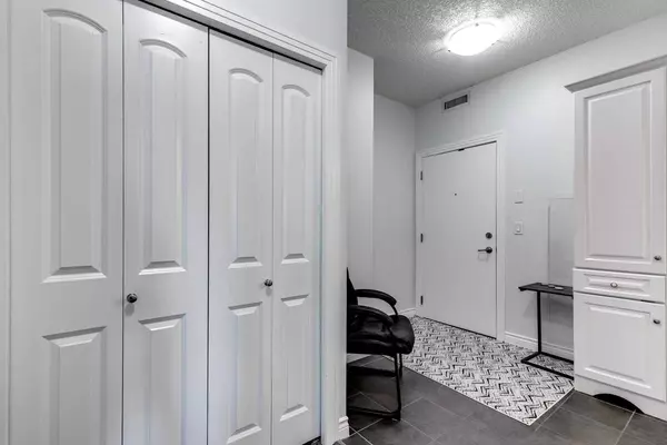 30 Royal Oak PLZ NW #144, Calgary, AB T3G 0C1