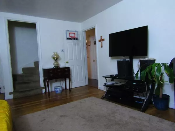 8 Kay St, Worcester, MA 01602