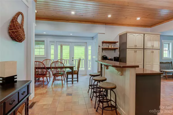 97 Circle E Ranch RD, Burnsville, NC 28714