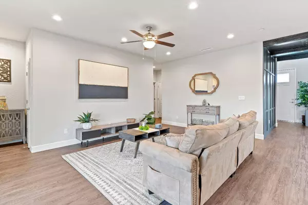 506 W Tule Avenue, Woodlake, CA 93286