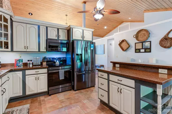 97 Circle E Ranch RD, Burnsville, NC 28714