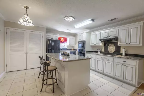 1863 N BELLROSE DR, Baton Rouge, LA 70815