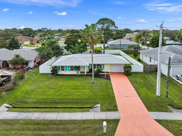 772 SE Thornhill DR, Port Saint Lucie, FL 34983