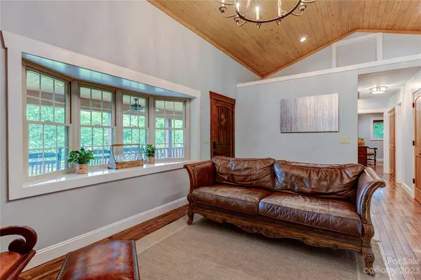 97 Circle E Ranch RD, Burnsville, NC 28714