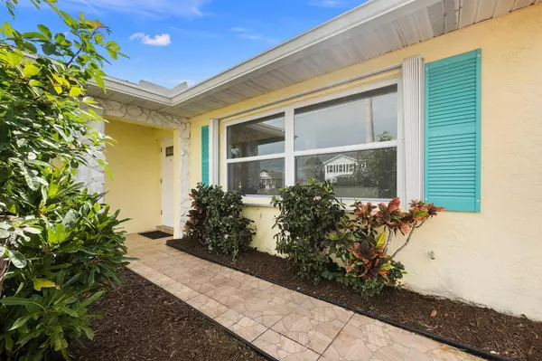 772 SE Thornhill DR, Port Saint Lucie, FL 34983