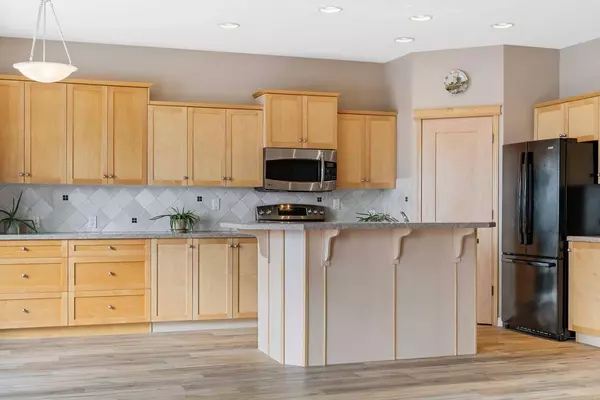 114 Springbluff BLVD SW, Calgary, AB T3H 4V3