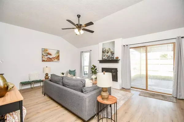 6131 France LN, Pasadena, TX 77505