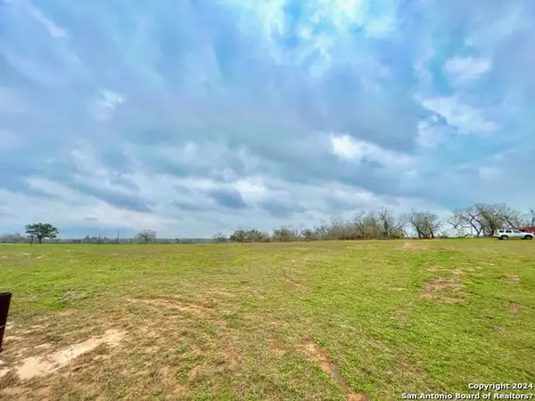 1898 COUNTY ROAD 302, Floresville, TX 78114-3701