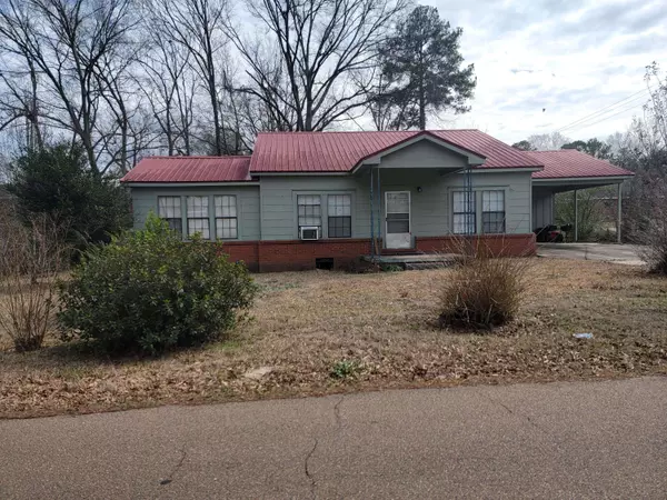 904 S 4th St, Collins, MS 39428
