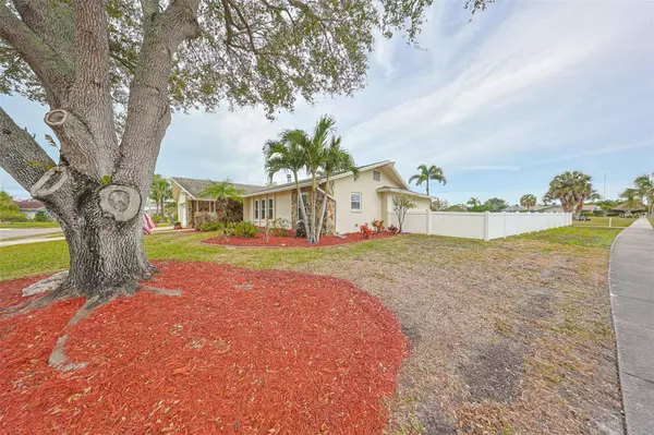 8901 ST ANDREWS DR, Seminole, FL 33777