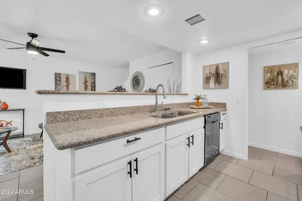 1211 N 47TH Place, Phoenix, AZ 85008