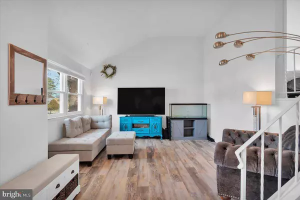 6 DEB LYNN DR, Sicklerville, NJ 08081