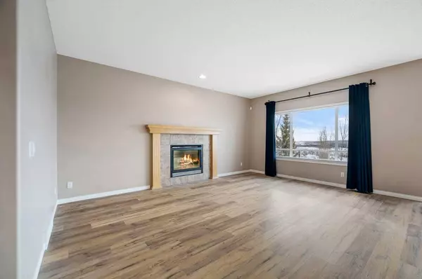 114 Springbluff BLVD SW, Calgary, AB T3H 4V3