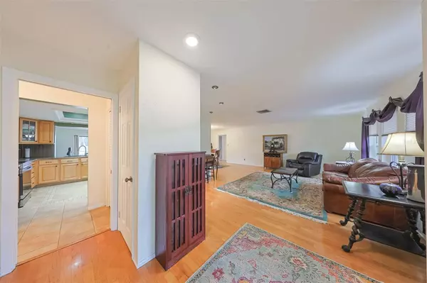 8901 ST ANDREWS DR, Seminole, FL 33777