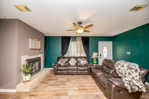 904 Herrington RD, Alvin, TX 77511