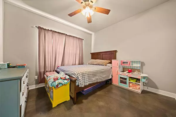 696 White Bear Trail, Lindale, TX 75771