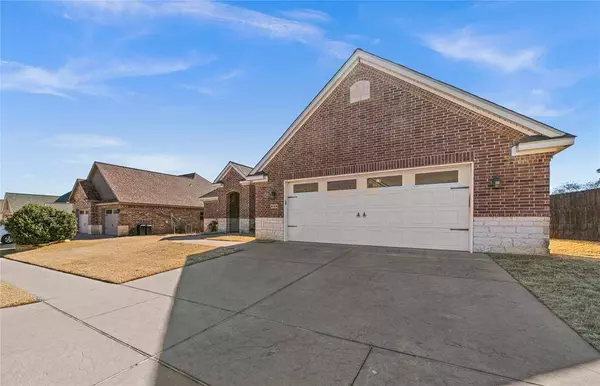 696 White Bear Trail, Lindale, TX 75771