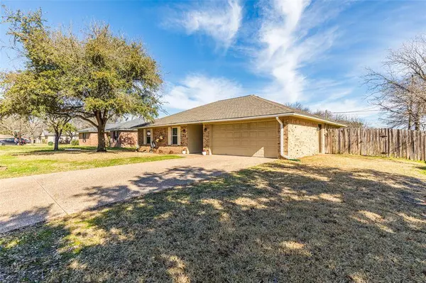 245 Cross Country Drive, Hewitt, TX 76643