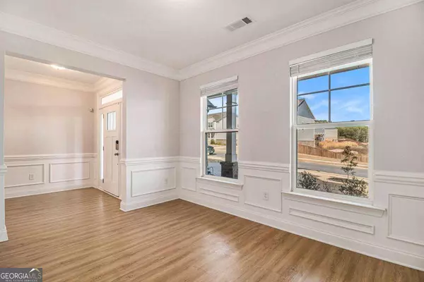 6829 Benjamin DR, Flowery Branch, GA 30542