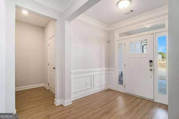 6829 Benjamin DR, Flowery Branch, GA 30542