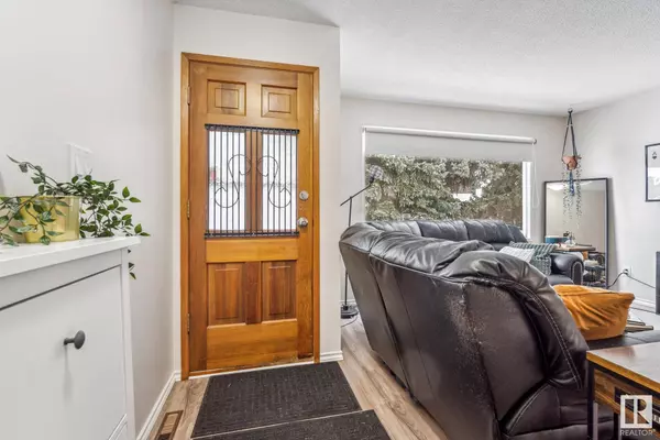 9236 153 ST NW, Edmonton, AB T5R 1P8