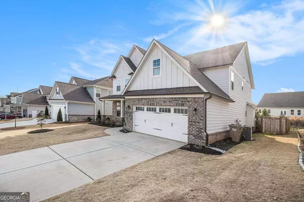 6829 Benjamin DR, Flowery Branch, GA 30542