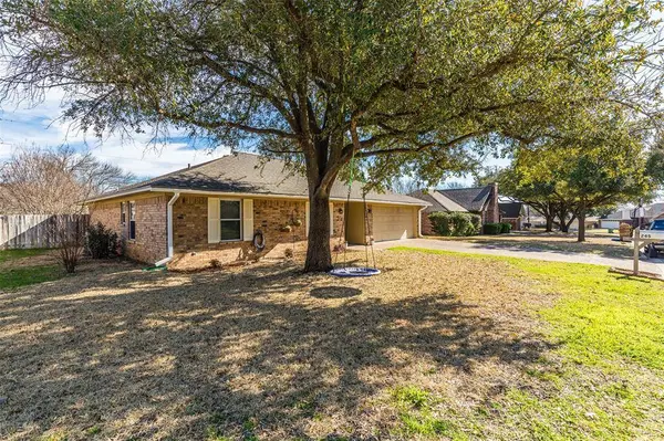 245 Cross Country Drive, Hewitt, TX 76643