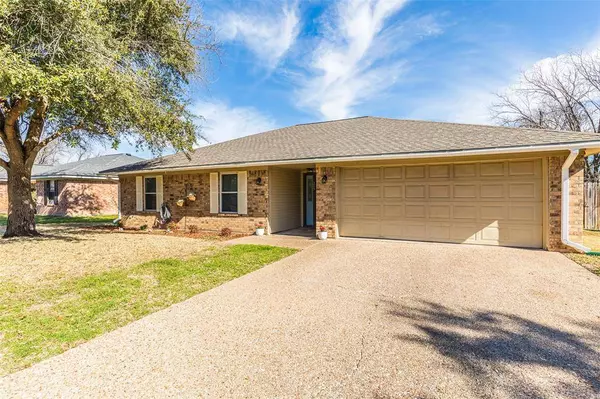 245 Cross Country Drive, Hewitt, TX 76643