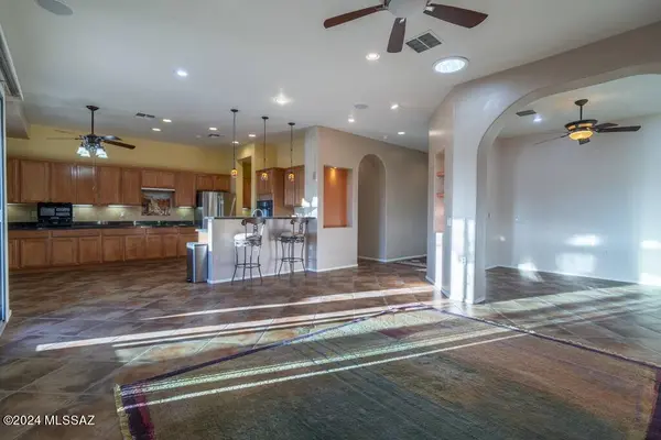 2229 W Escondido Canyon Drive, Green Valley, AZ 85622