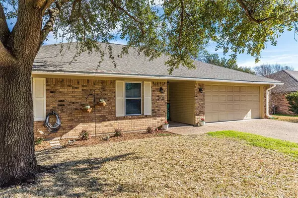 245 Cross Country Drive, Hewitt, TX 76643