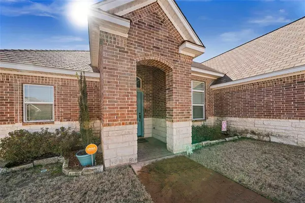 696 White Bear Trail, Lindale, TX 75771